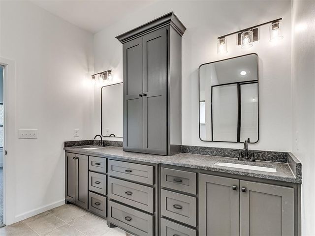 12425 Dolche Vita Drive, Yukon, OK 73099