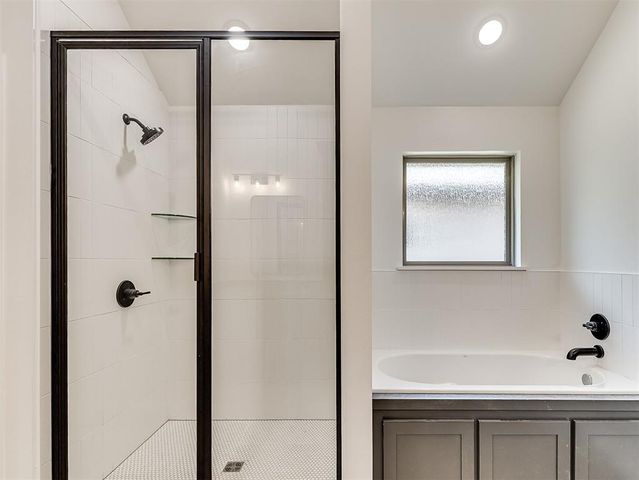 12425 Dolche Vita Drive, Yukon, OK 73099