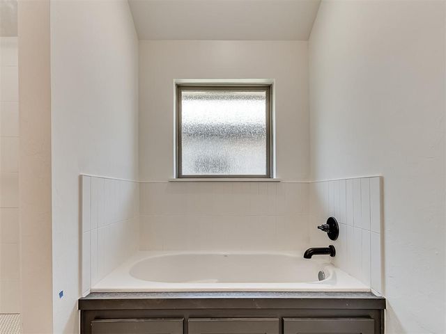 12425 Dolche Vita Drive, Yukon, OK 73099