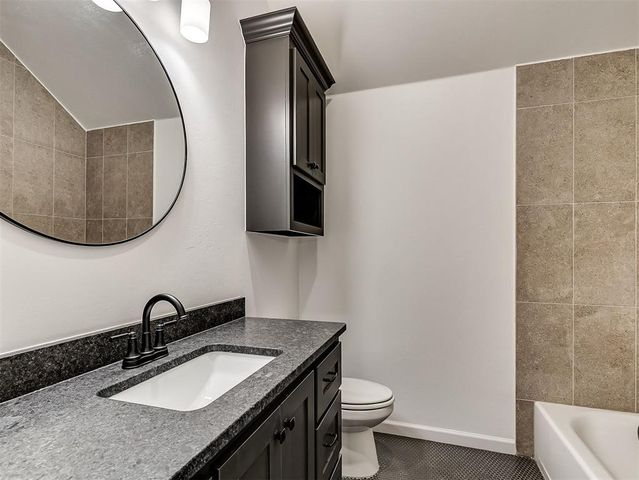 12425 Dolche Vita Drive, Yukon, OK 73099