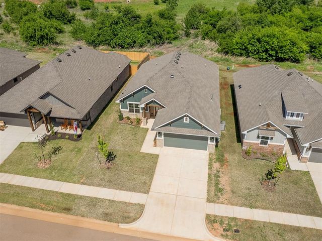 12425 Dolche Vita Drive, Yukon, OK 73099