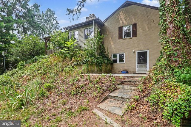 210 GREENWOOD CT, Harrisburg, PA 17109