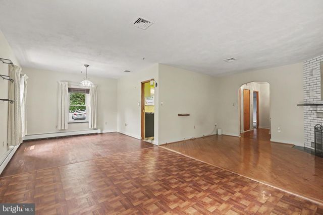 210 GREENWOOD CT, Harrisburg, PA 17109