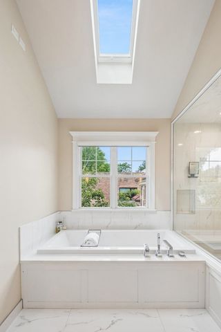 2109 W Sunnyside Avenue, Chicago, IL 60625