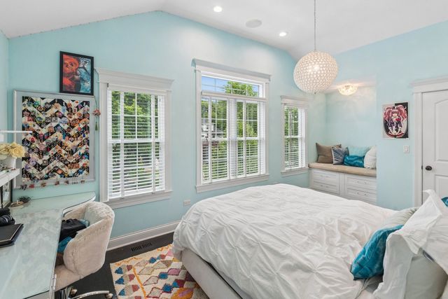 2109 W Sunnyside Avenue, Chicago, IL 60625