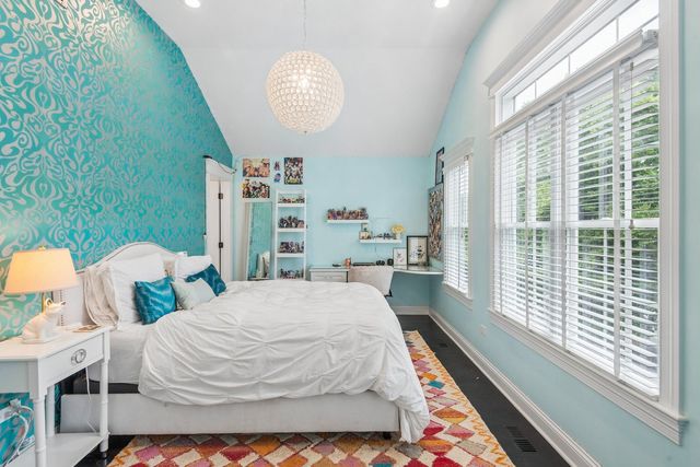 2109 W Sunnyside Avenue, Chicago, IL 60625