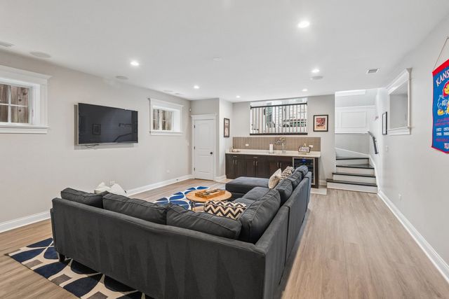 2109 W Sunnyside Avenue, Chicago, IL 60625