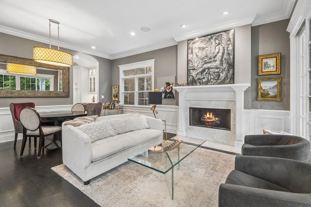 2109 W Sunnyside Avenue, Chicago, IL 60625