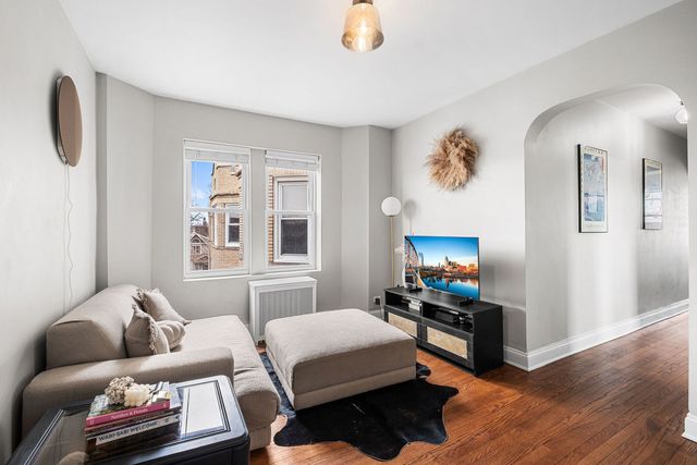 2837 N Sawyer Avenue 3R, Chicago, IL 60618