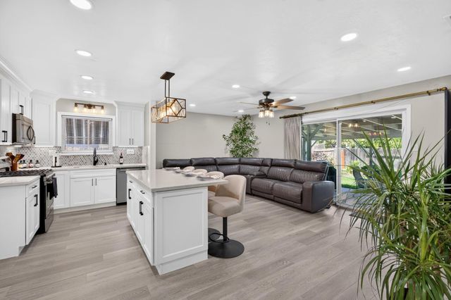 2119 Debbie Ln, Lodi, CA 95242