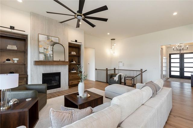 18609 Mohawk Lane, Overland Park, KS 66085