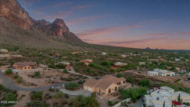 2564 N CHARLEBOIS Road, Apache Junction, AZ 85119