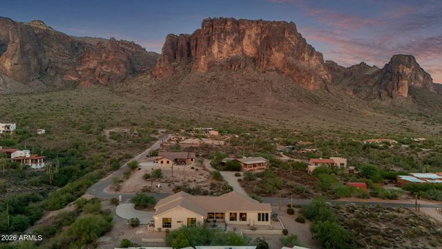 2564 N CHARLEBOIS Road, Apache Junction, AZ 85119
