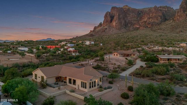 2564 N CHARLEBOIS Road, Apache Junction, AZ 85119