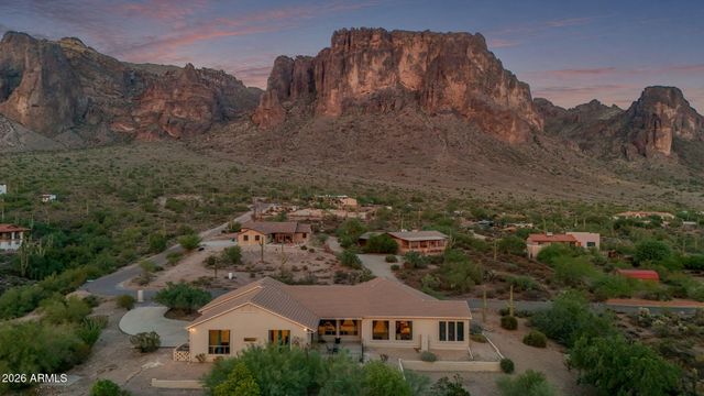 2564 N CHARLEBOIS Road, Apache Junction, AZ 85119