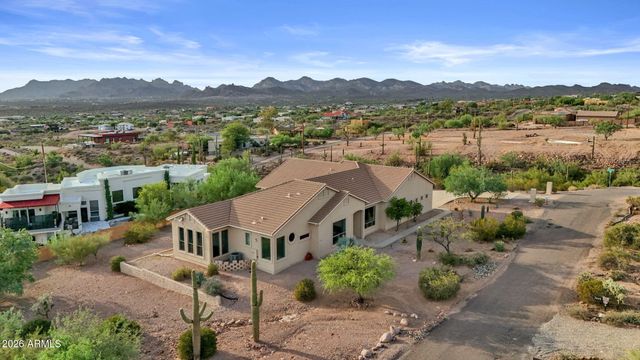 2564 N CHARLEBOIS Road, Apache Junction, AZ 85119
