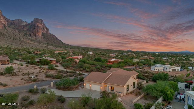 2564 N CHARLEBOIS Road, Apache Junction, AZ 85119