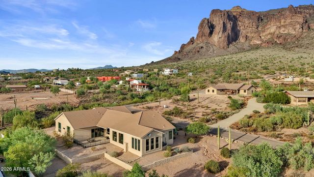 2564 N CHARLEBOIS Road, Apache Junction, AZ 85119