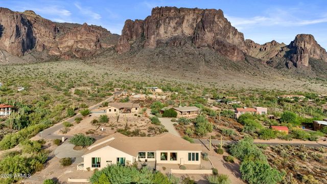 2564 N CHARLEBOIS Road, Apache Junction, AZ 85119