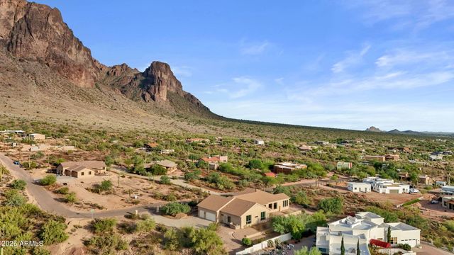 2564 N CHARLEBOIS Road, Apache Junction, AZ 85119