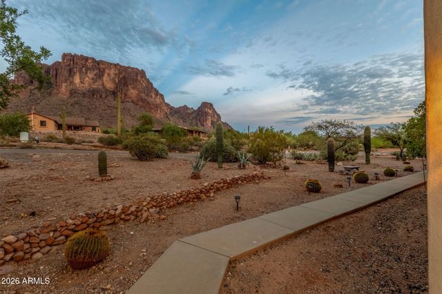 2564 N CHARLEBOIS Road, Apache Junction, AZ 85119