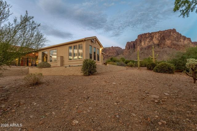 2564 N CHARLEBOIS Road, Apache Junction, AZ 85119
