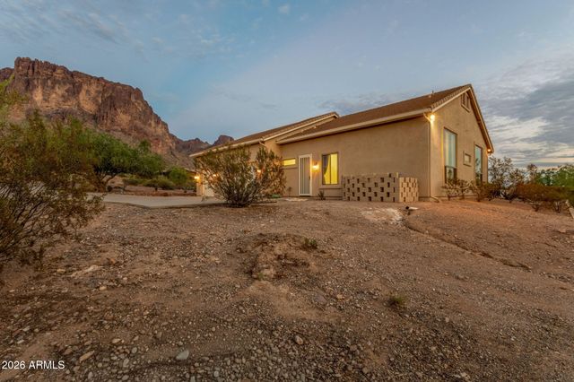 2564 N CHARLEBOIS Road, Apache Junction, AZ 85119