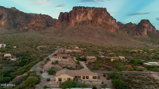 2564 N CHARLEBOIS Road, Apache Junction, AZ 85119