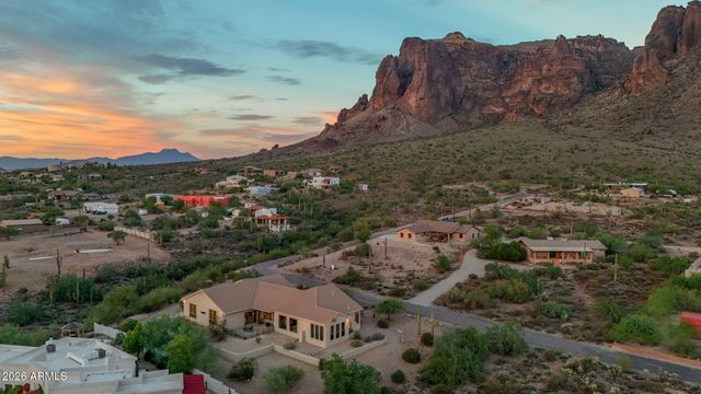 2564 N CHARLEBOIS Road, Apache Junction, AZ 85119