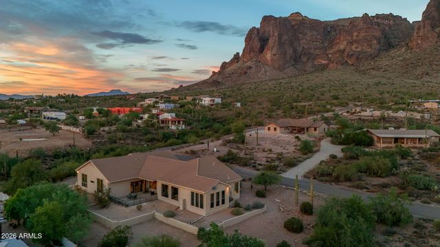 2564 N CHARLEBOIS Road, Apache Junction, AZ 85119