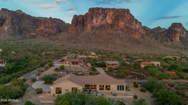 2564 N CHARLEBOIS Road, Apache Junction, AZ 85119