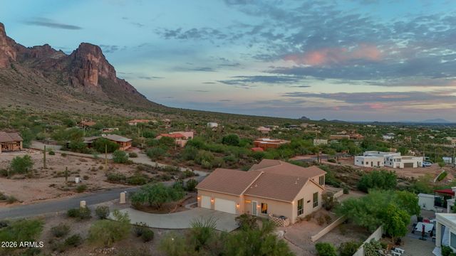 2564 N CHARLEBOIS Road, Apache Junction, AZ 85119