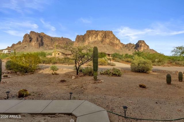 2564 N CHARLEBOIS Road, Apache Junction, AZ 85119