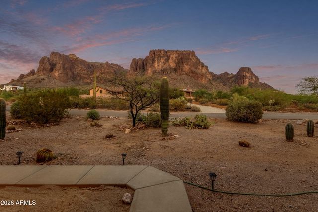 2564 N CHARLEBOIS Road, Apache Junction, AZ 85119