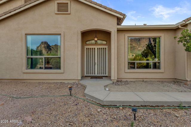 2564 N CHARLEBOIS Road, Apache Junction, AZ 85119