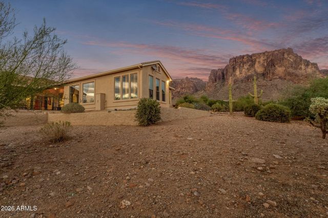 2564 N CHARLEBOIS Road, Apache Junction, AZ 85119