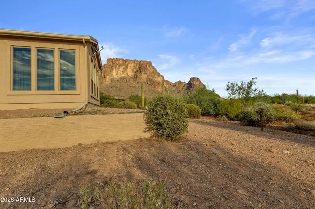 2564 N CHARLEBOIS Road, Apache Junction, AZ 85119