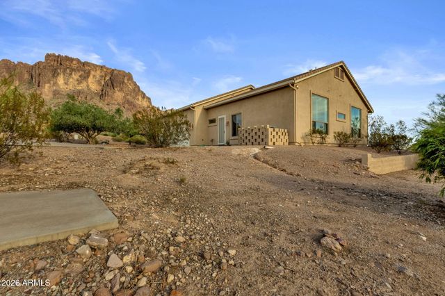 2564 N CHARLEBOIS Road, Apache Junction, AZ 85119