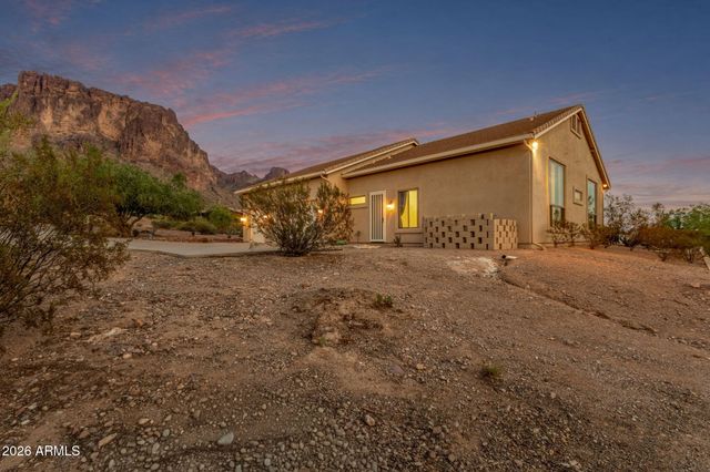 2564 N CHARLEBOIS Road, Apache Junction, AZ 85119