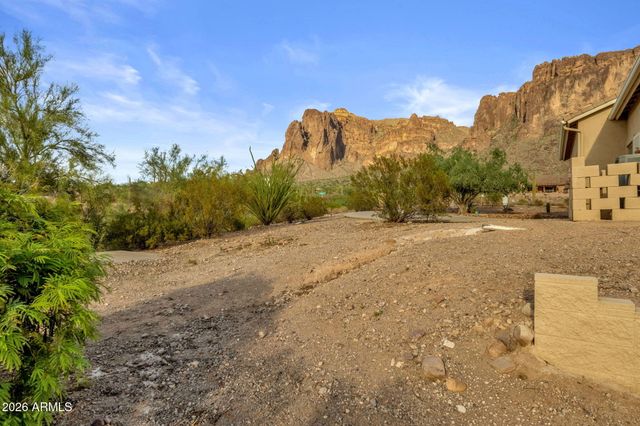 2564 N CHARLEBOIS Road, Apache Junction, AZ 85119
