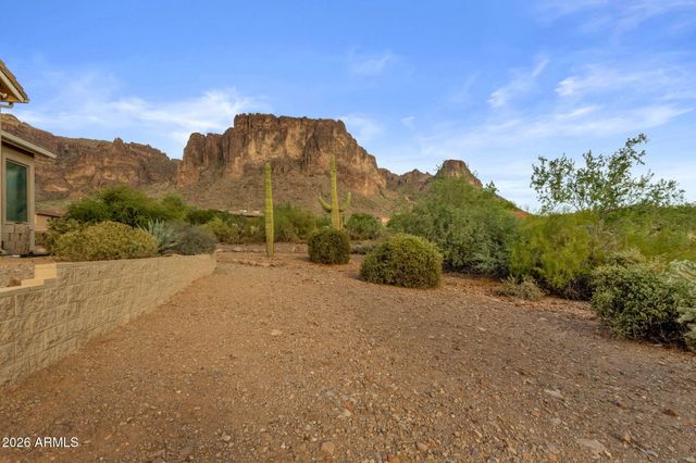 2564 N CHARLEBOIS Road, Apache Junction, AZ 85119
