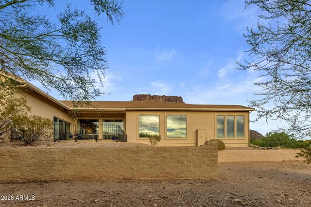 2564 N CHARLEBOIS Road, Apache Junction, AZ 85119