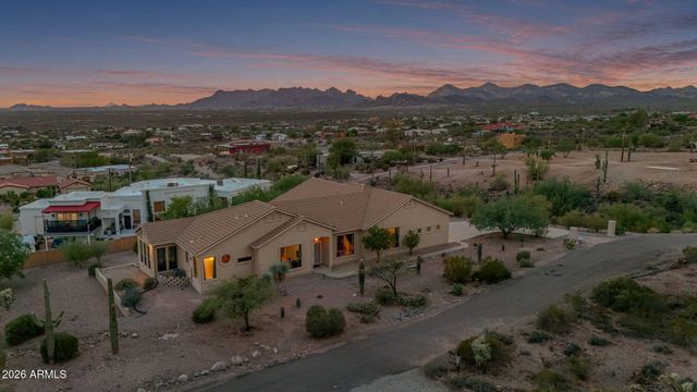 2564 N CHARLEBOIS Road, Apache Junction, AZ 85119