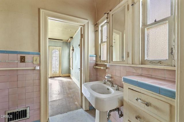 3273 Country Club Drive, Los Angeles, CA 90019