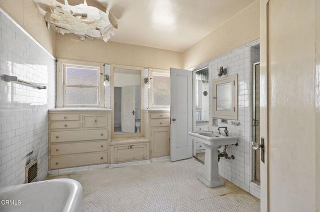 3273 Country Club Drive, Los Angeles, CA 90019