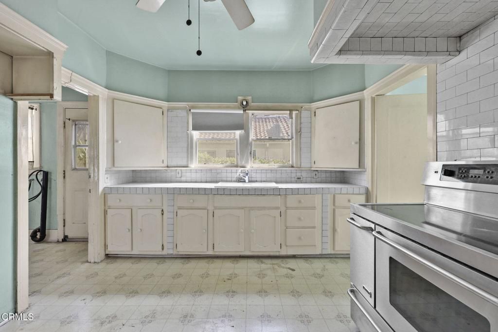 Image 12 of property listing at 3273 Country Club Drive, Los Angeles, CA 90019