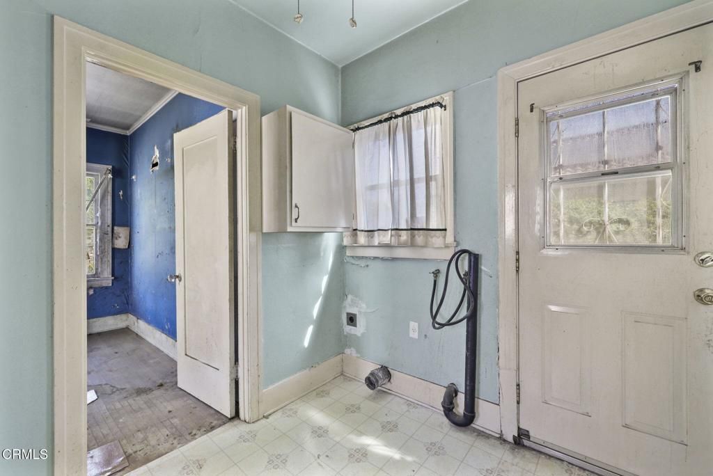 Image 14 of property listing at 3273 Country Club Drive, Los Angeles, CA 90019