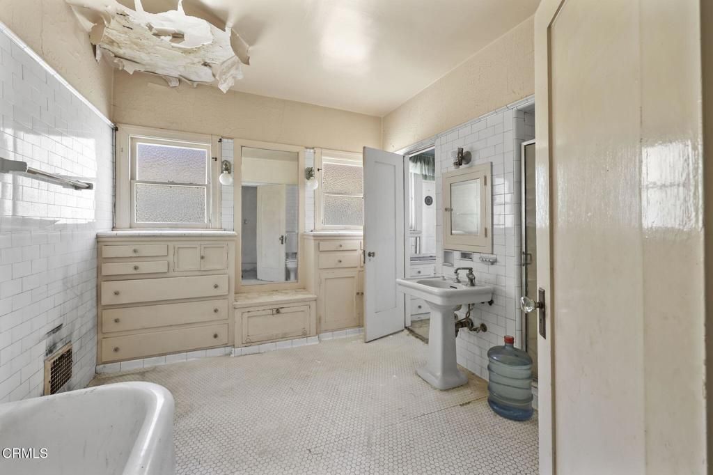 Image 18 of property listing at 3273 Country Club Drive, Los Angeles, CA 90019