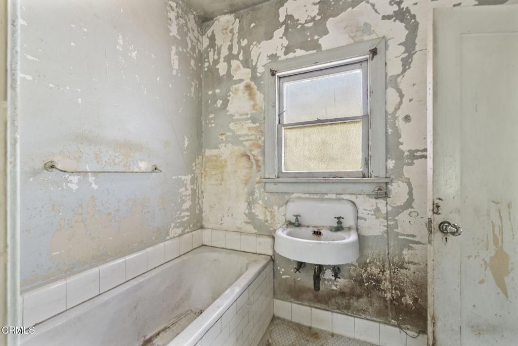 Image 22 of property listing at 3273 Country Club Drive, Los Angeles, CA 90019