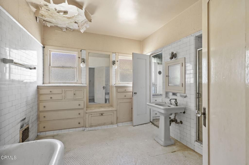 Image 23 of property listing at 3273 Country Club Drive, Los Angeles, CA 90019